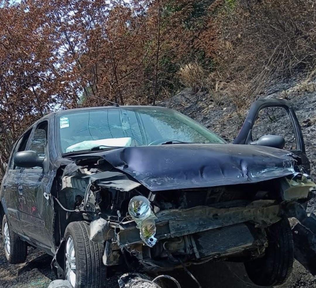 En libramiento Santa Fe-Paso del Toro sufre accidente y termina fuera del camino