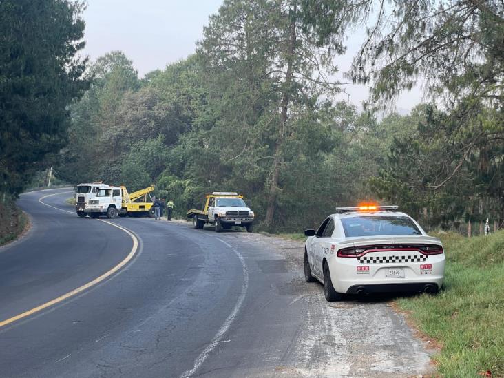 Tráiler cisterna cae por pendiente en Villa Aldama; caos vial