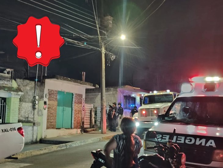 Incendio consume vivienda en la colonia Carolino Anaya en Xalapa