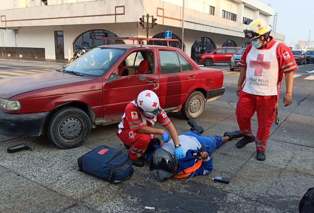 Motociclista termina en hospital tras chocar con automóvil en centro de Veracruz