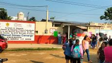 Padres de familia se manifiestan en primaria de Coatzacoalcos, exigen destitución de directora | VIDEO