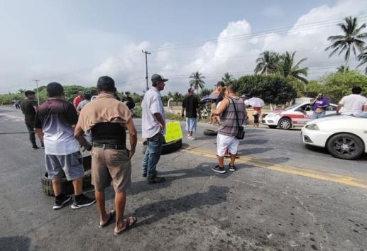 Pobladores de Tecolutla cierran carretera a Poza Rica; CFE los deja sin luz