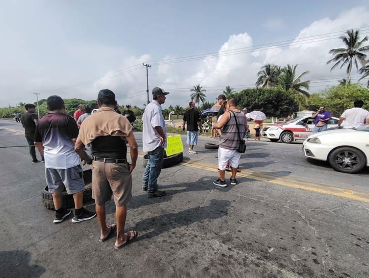 Pobladores de Tecolutla cierran carretera a Poza Rica; CFE los deja sin luz