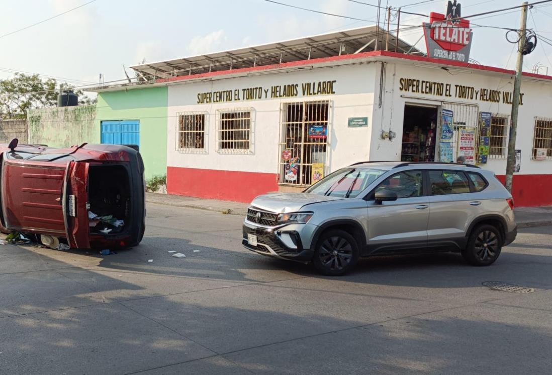 Vuelca auto tras ser impactado por camioneta donde viajaba mujer y su hijo en la colonia López Mateos