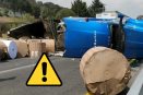 Vuelca tráiler con bobinas de papel y colapsa la autopista Orizaba-Puebla