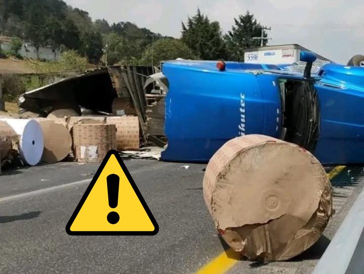 Vuelca tráiler con bobinas de papel y colapsa la autopista Orizaba-Puebla