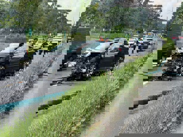 Auto derriba un poste de luz y colapsa la vialidad en el bulevar Xalapa-Coatepec