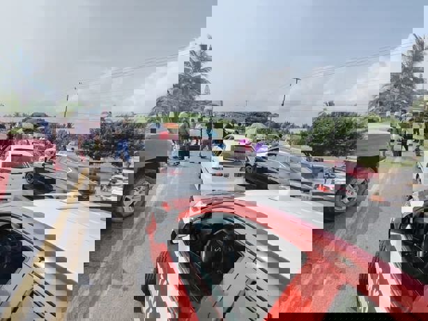 Pobladores de Tecolutla cierran carretera a Poza Rica; CFE los deja sin luz