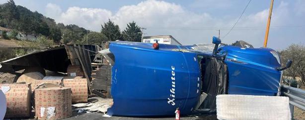 Vuelca tráiler con bobinas de papel y colapsa la autopista Orizaba-Puebla