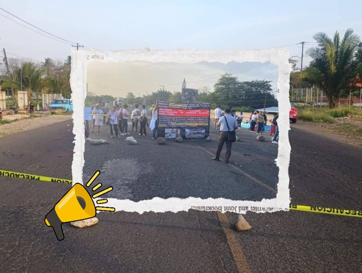Padres de familia bloquean la carretera Córdoba-Yanga; exigen respuesta a Claudia Tello