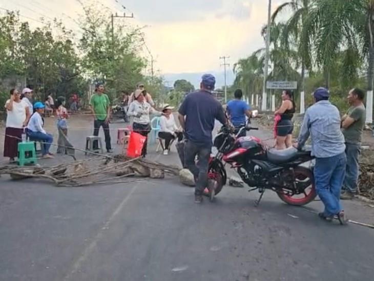 Habitantes bloquean accesos en Paso del Macho; esto denuncian