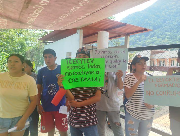 Estudiantes del Cecytev en Coetzala protestan por exclusión de torneo estatal de fútbol