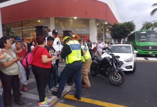 Chocan moto y auto en pleno centro de Orizaba; un lesionado (+Video)