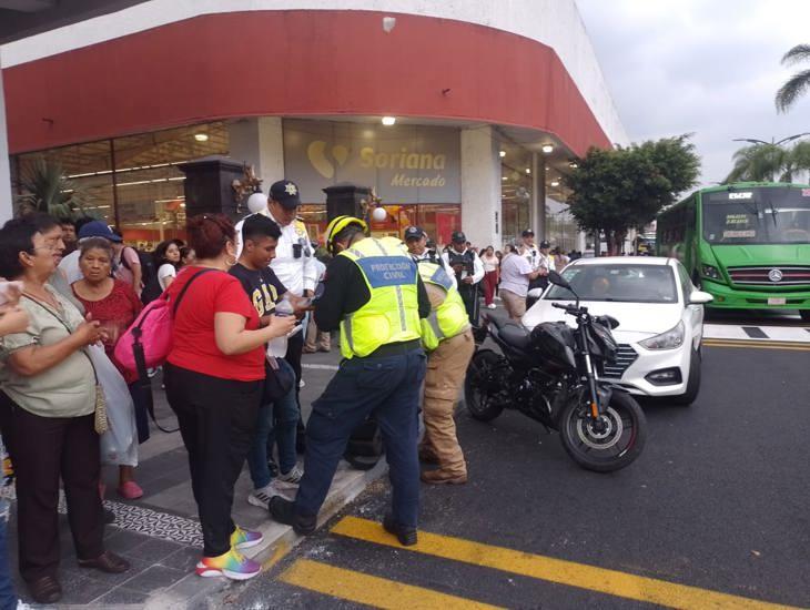 Chocan moto y auto en pleno centro de Orizaba; un lesionado (+Video)