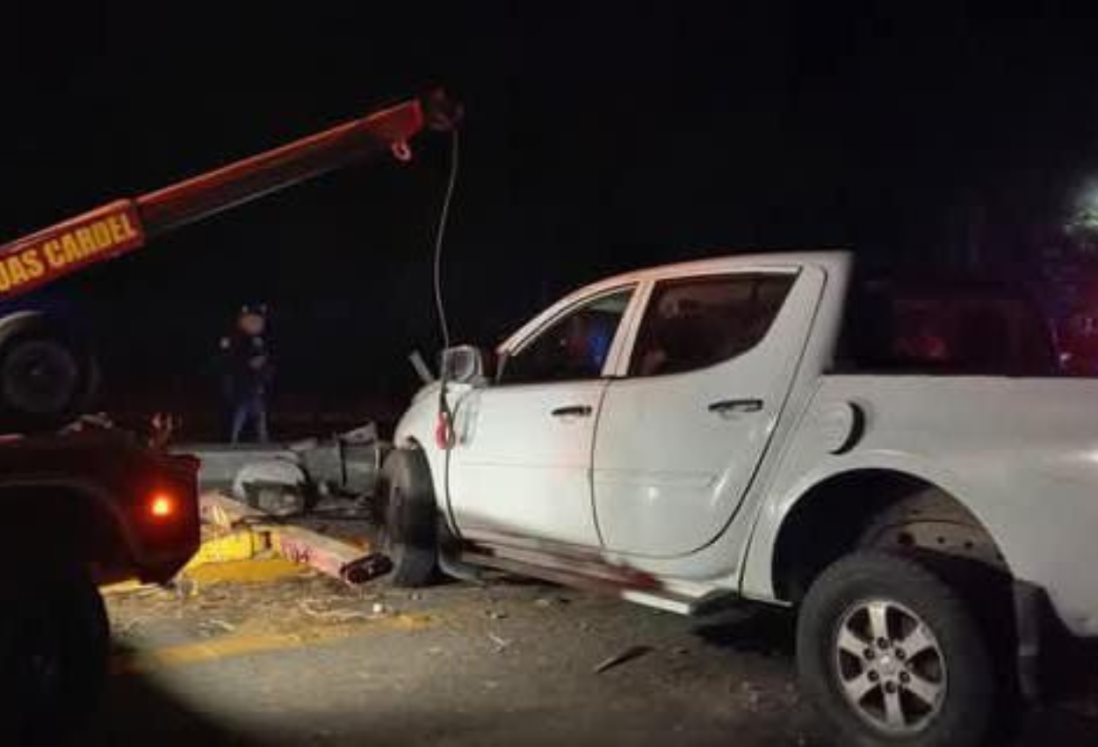 Conductor choca su camioneta contra poste de cámara de vigilancia en Cardel