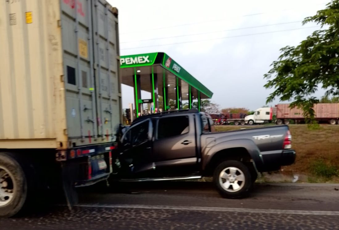 Conductor se queda dormido al volante y estrella su camioneta contra un tráiler en la Veracruz – Xalapa