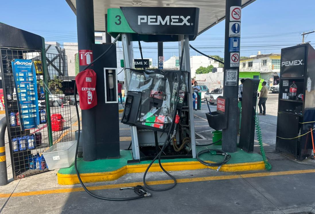 Auto arranca pistola y manguera de una bomba despachadora de gasolina en Boca del Río