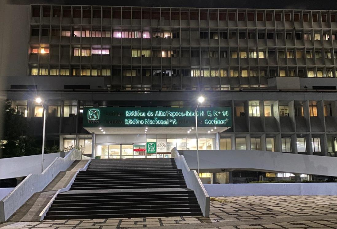 Mujer cae desde el segundo piso del IMSS de la avenida Cuauhtémoc en Veracruz