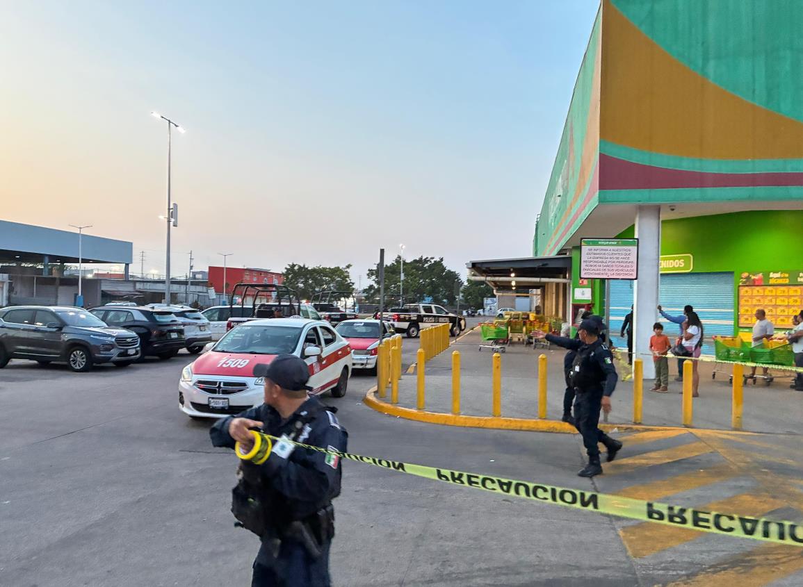 A balazos matan a hombre afuera de supermercado en Minatitlán