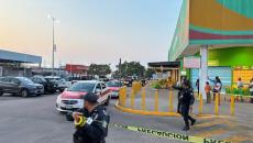 A balazos matan a hombre afuera de supermercado en Minatitlán