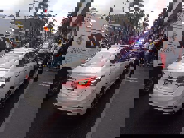 Chocan moto y auto en pleno centro de Orizaba; un lesionado (+Video)
