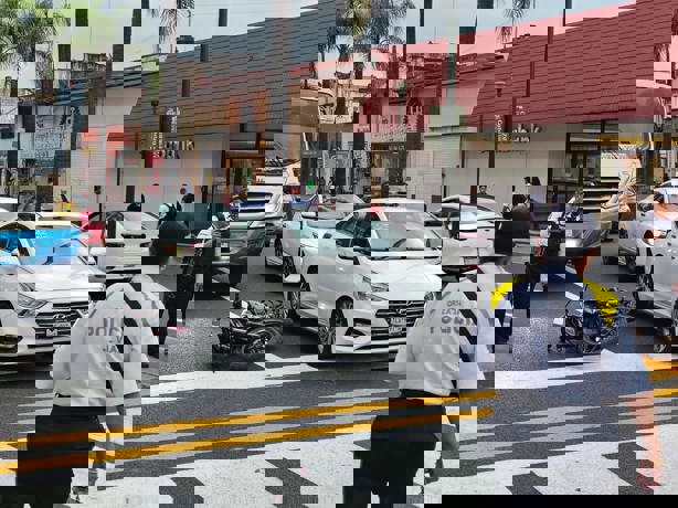 Chocan moto y auto en pleno centro de Orizaba; un lesionado (+Video)