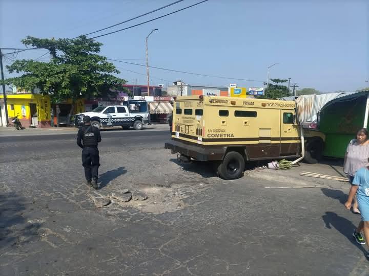 Camioneta de valores se impacta contra puesto de elotes en Paso de Ovejas