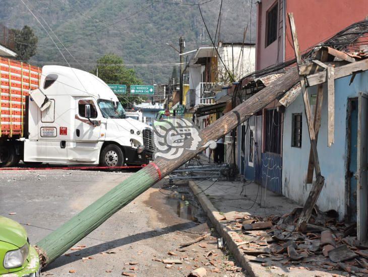 Caos: Tráiler se sale de la autopista y derriba postes en Nogales; daña viviendas (+Video)