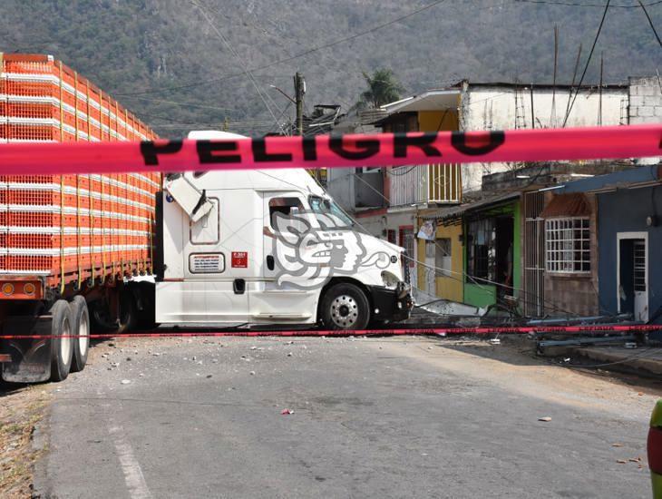 Caos: Tráiler se sale de la autopista y derriba postes en Nogales; daña viviendas (+Video)