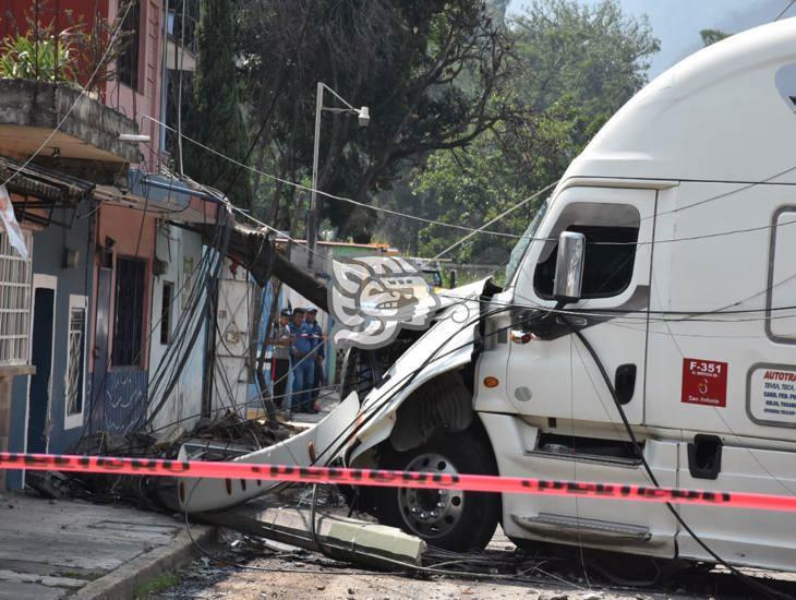 Caos: Tráiler se sale de la autopista y derriba postes en Nogales; daña viviendas (+Video)