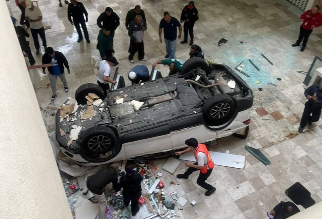 Auto cae desde un tercer piso dentro de una plaza en Ciudad de México
