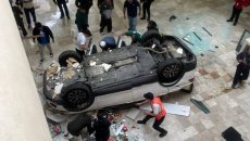 Auto cae desde un tercer piso dentro de una plaza en Ciudad de México