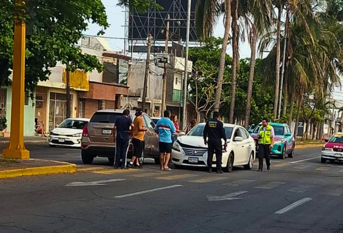 Choque en ángulo entre auto y camioneta en colonia Zaragoza deja solo daños materiales