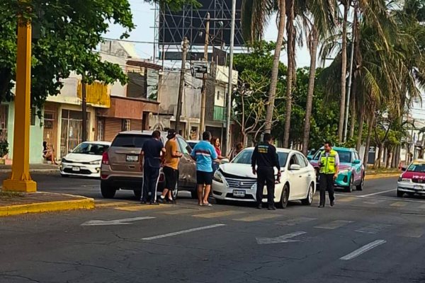 Choque en ángulo entre auto y camioneta en colonia Zaragoza deja solo daños materiales