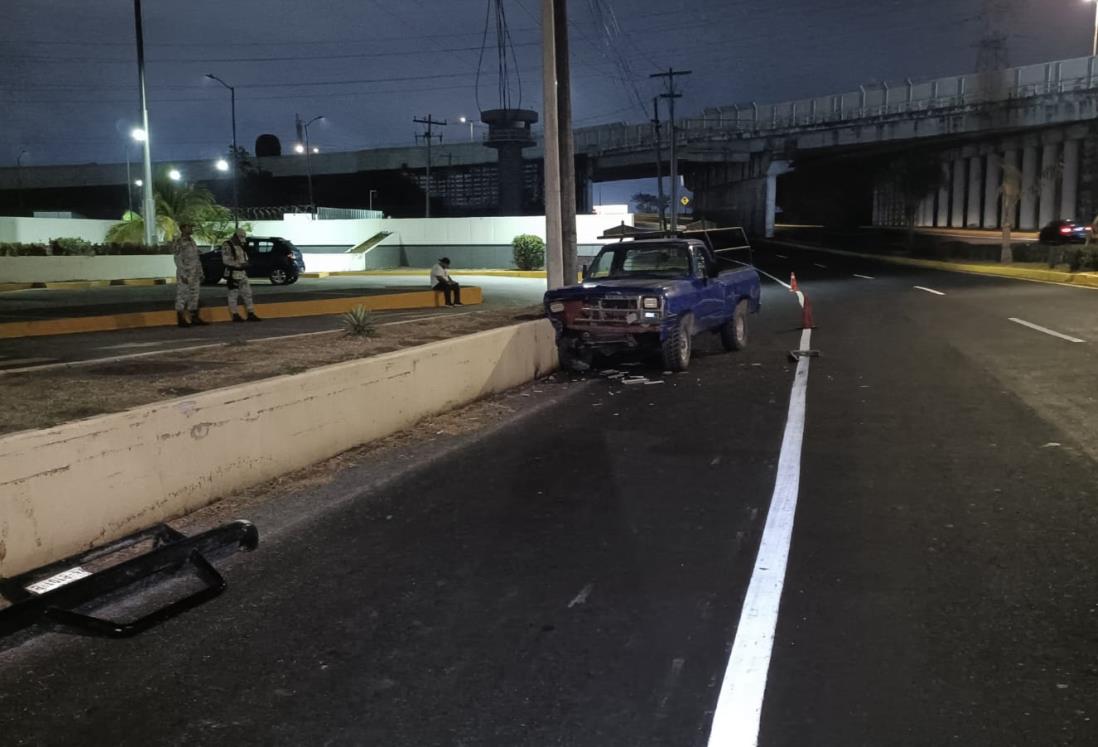 Conductor estrella su camioneta contra jardinera de las instalaciones de la Guardia Nacional en Veracruz