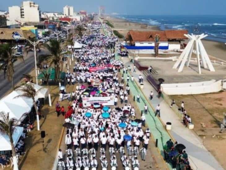 Conmemoran el Día del Trabajo con desfile multitudinario en Coatzacoalcos
