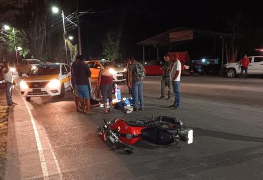 Derrapa joven mujer motociclista en Amatlán; la reportan grave