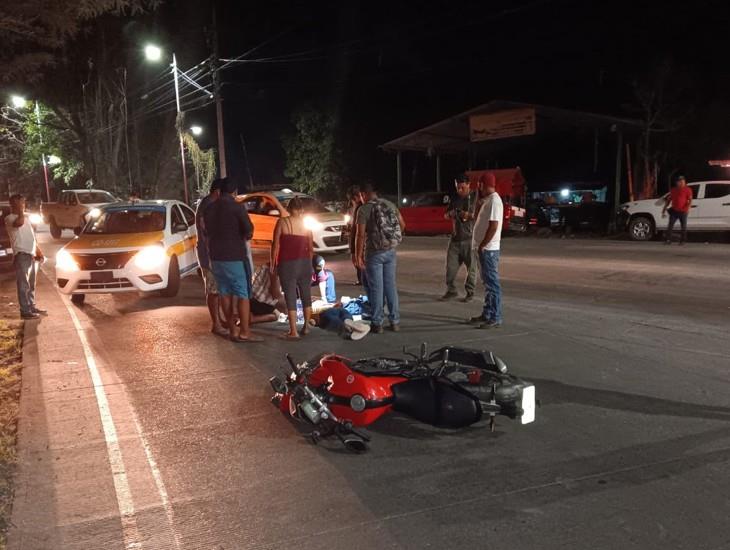 Derrapa joven mujer motociclista en Amatlán; la reportan grave