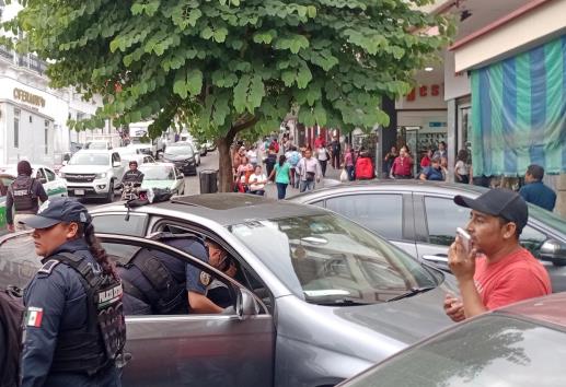 Joven se desploma en el centro de Xalapa; temen caso de dengue