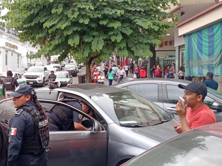 Joven se desploma en el centro de Xalapa; temen caso de dengue