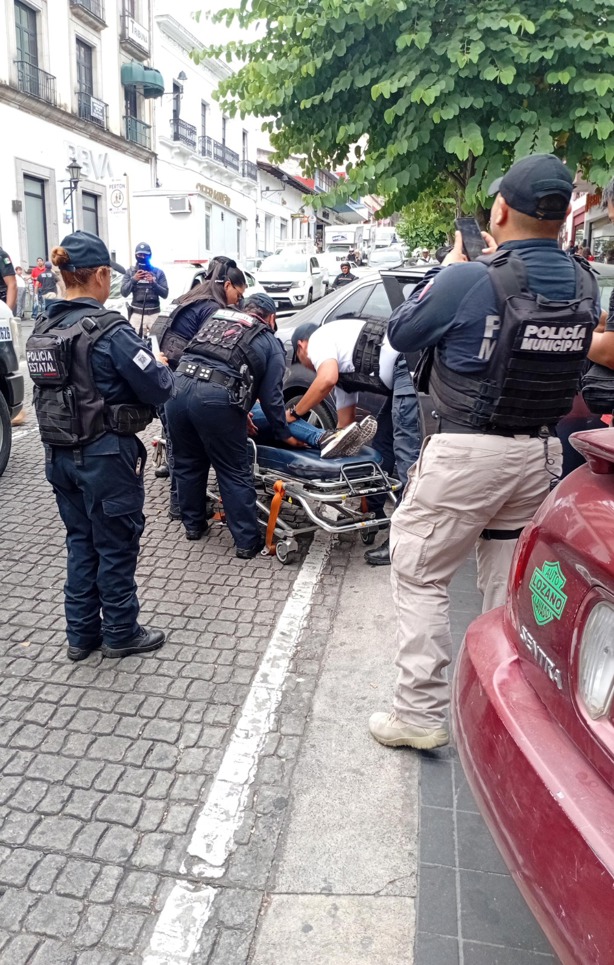 Joven se desploma en el centro de Xalapa; temen caso de dengue