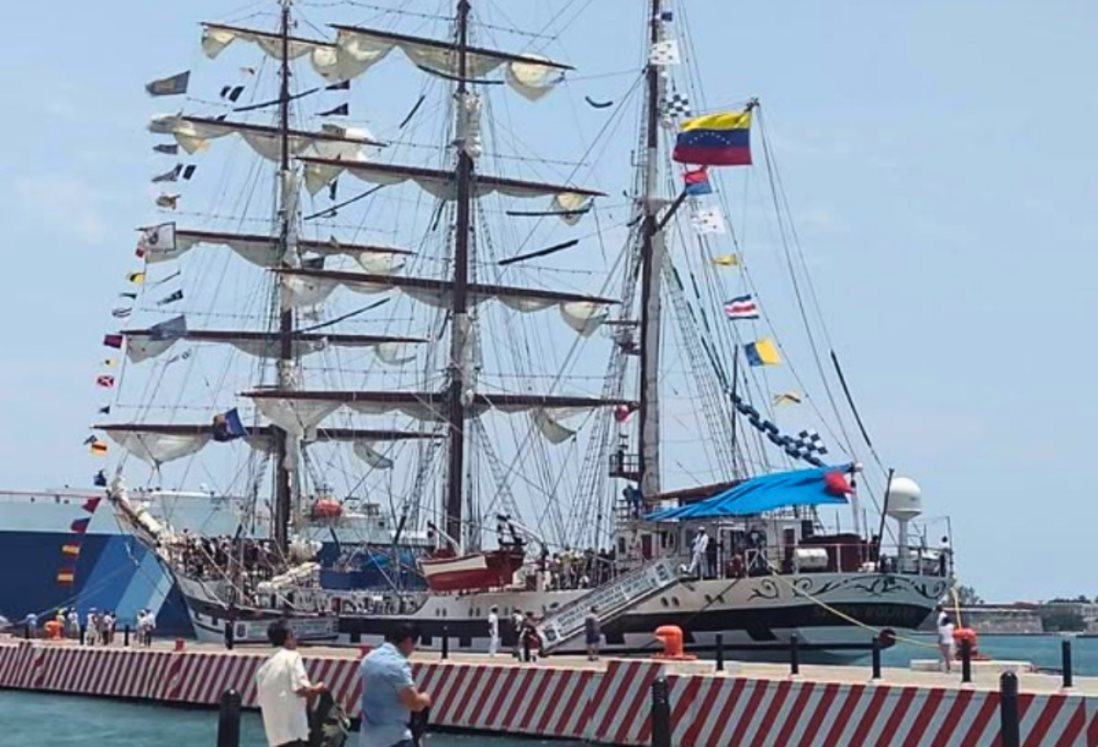 Mujer se lanza al mar en el muelle de la T cerca del buque Simón Bolívar de Venezuela atracado en Veracruz