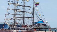 Mujer se lanza al mar en el muelle de la T cerca del buque Simón Bolívar de Venezuela atracado en Veracruz