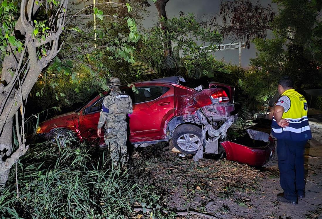 Tripulantes abandonan auto tras chocar en el distribuidor Cabeza Olmeca, en Veracruz