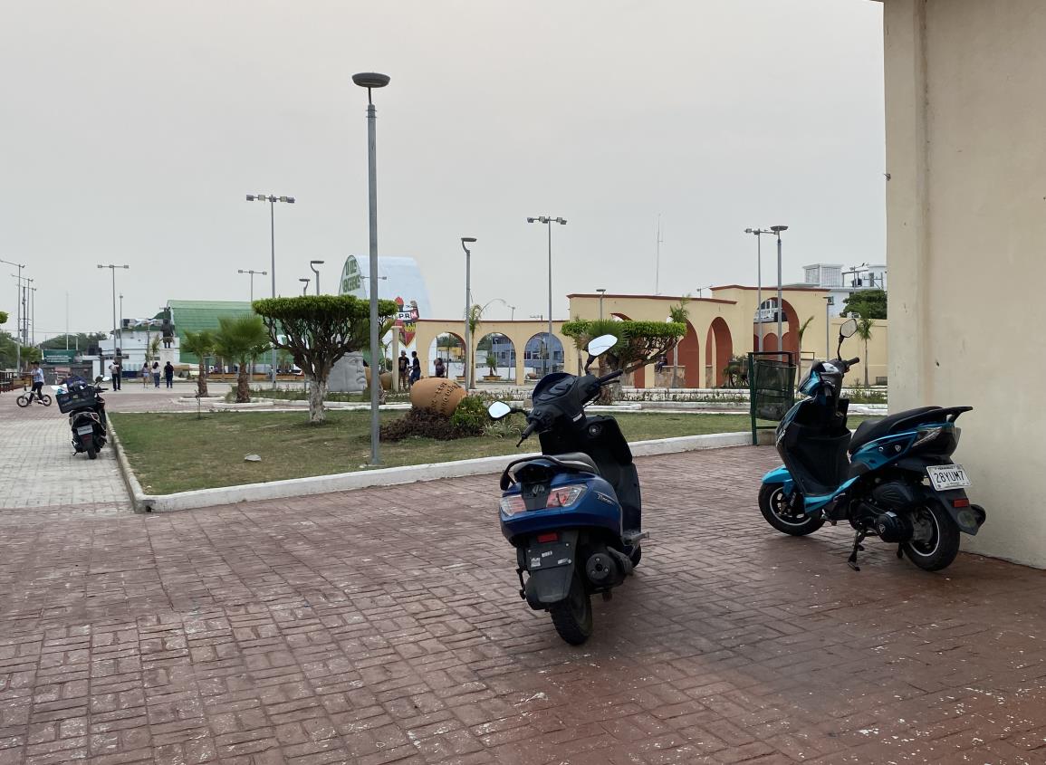 Motociclistas usan parque como estacionamiento; piden intervención de tránsito en Agua Dulce