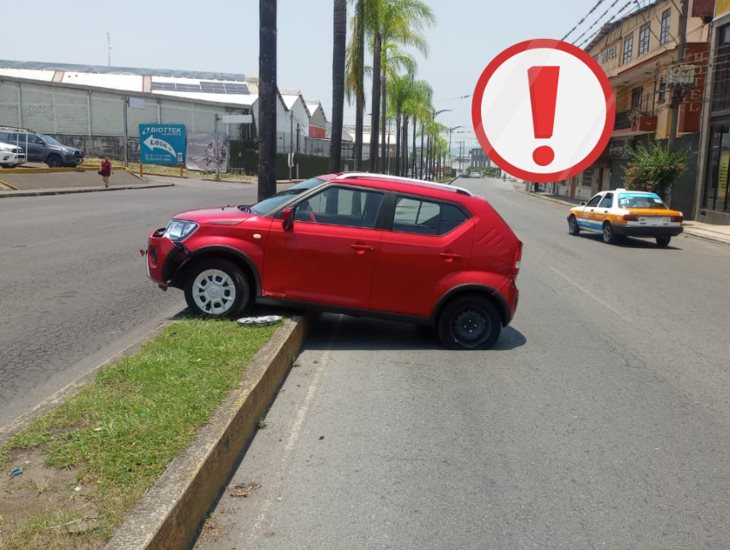 Auto sin freno de mano termina en camellón del Boulevard Córdoba-Peñuela (+Video)