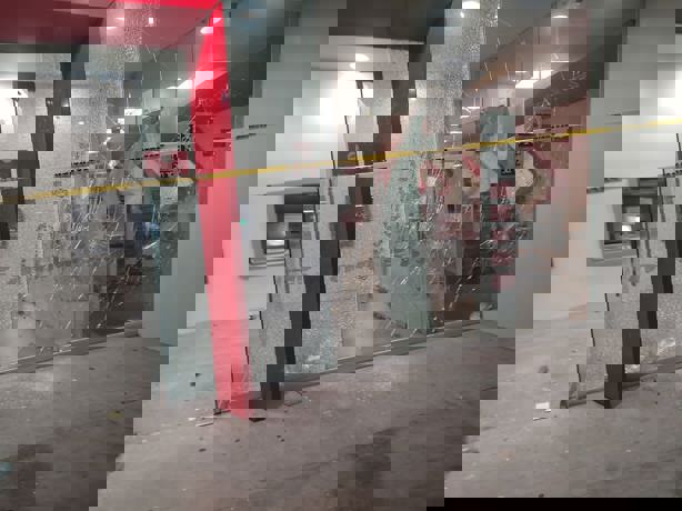 Borracho causa destrozos en sucursal de banco Banorte en Xalapa; ¡intentó huir! (+Video)
