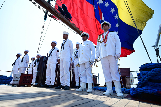 Buque Escuela Simón Bolívar recibe a cientos de visitantes en su visita al Puerto de Veracruz