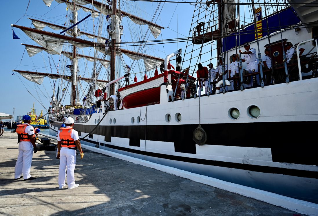 Buque Escuela Simón Bolívar recibe a cientos de visitantes en su visita al Puerto de Veracruz