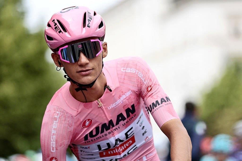 Sigue Isaac Del Toro como el mejor en Giro de Italia